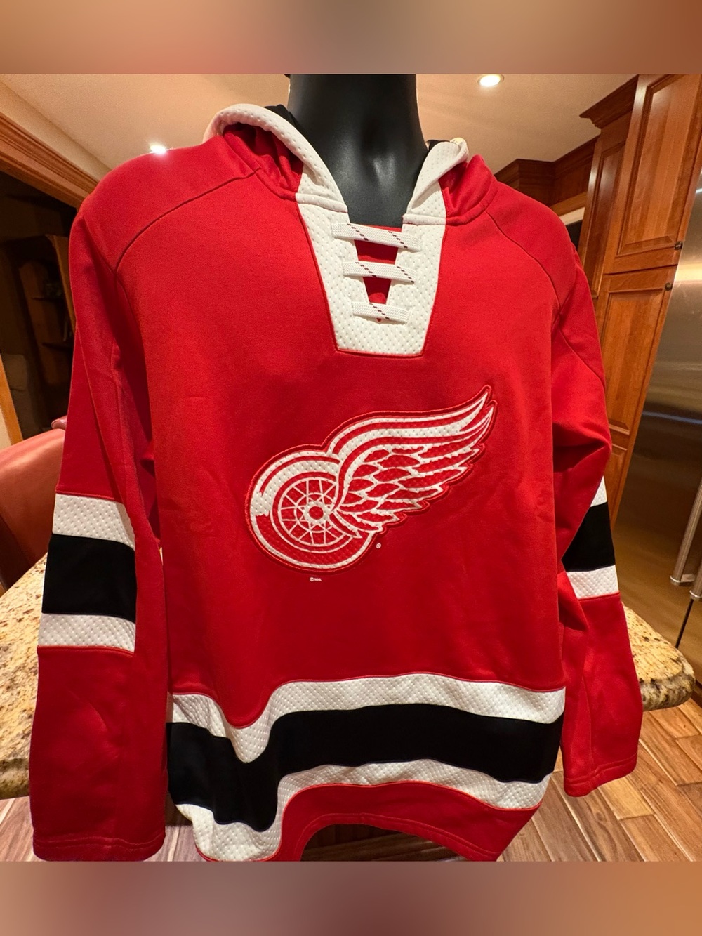 Detroit Red Wings men’s hockey Jersey w/hoodie. Sharp red/white w/NHL logo. Med.